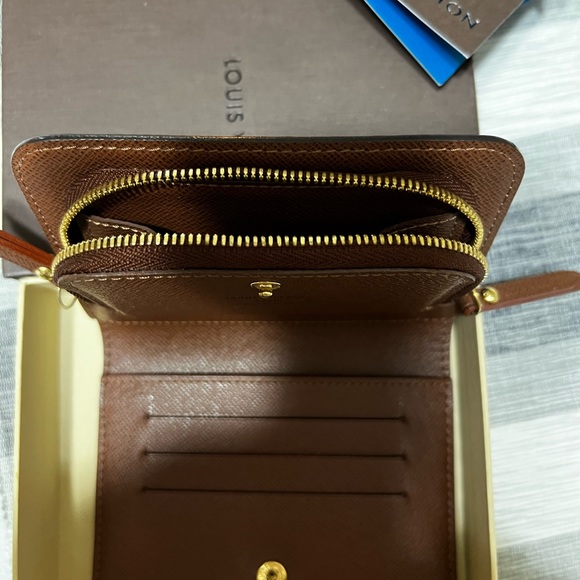 ♥️LV PRISTINE COMPACT WALLET EUC - Picture 2 of 16